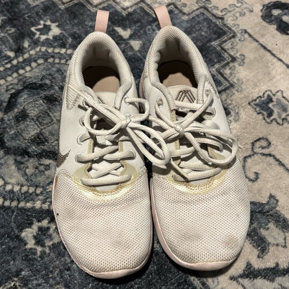 WOMAN’S LIGHT PINK AND WHITE NIKE LACE-UP RUNNING ATHLETIC SNEAKER GYM SHOES